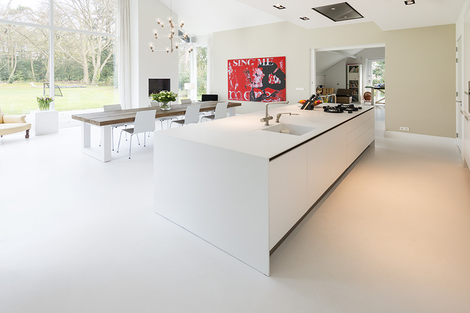 Lichte gietvloer met witte keuken